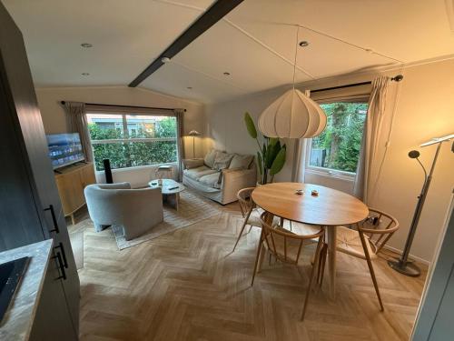 Charming Chalet on Park with Swimming Pool Restaurant and Bowling - Nationaal Park de Hoge Veluwe - Cozy Getaway Hoenderloo, Hoenderloo