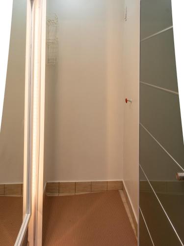 淋浴間, Abu Rosa in 比利亞埃利薩