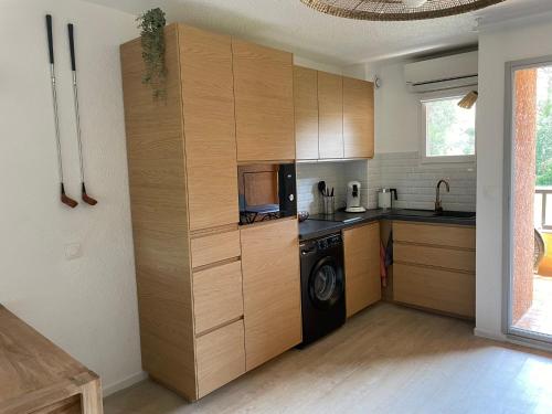Kitchen, Appartement refait a neuf avec piscine et parking au mileu des golfs de Valescure near Douce Quietude