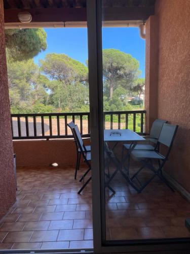 Balcony/terrace, Appartement refait a neuf avec piscine et parking au mileu des golfs de Valescure near Douce Quietude