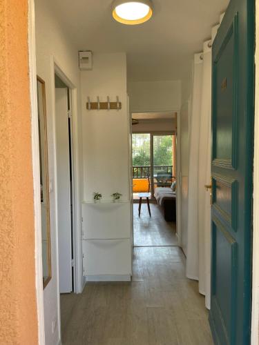 Entrance, Appartement refait a neuf avec piscine et parking au mileu des golfs de Valescure near Douce Quietude