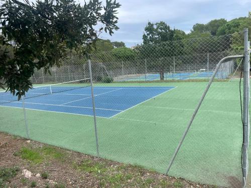 Tennis court, Appartement refait a neuf avec piscine et parking au mileu des golfs de Valescure near Douce Quietude