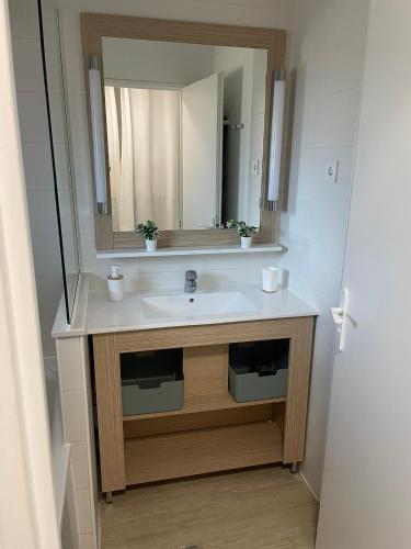 Bathroom, Appartement refait a neuf avec piscine et parking au mileu des golfs de Valescure near Douce Quietude