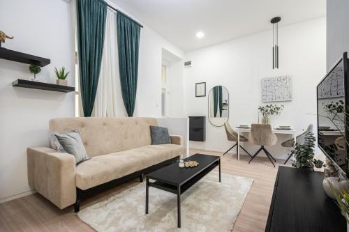 KL31 - Urban Escape - Prime Location - Klauzál Square by BQA, Budapest