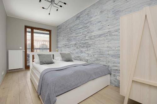 Metro Wola Apartment with Parking & AC next to Warsaw Rising Museum by Noclegi Renters, Varsovie