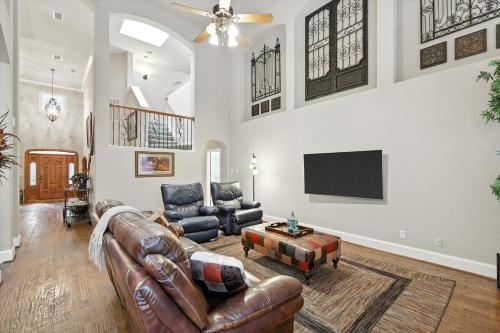 Lewisville Luxe Pool Getaway - Patio BBQ TV Room in Лейк-Даллас