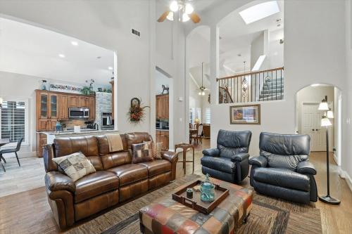 Lewisville Luxe Pool Getaway - Patio BBQ TV Room in Лейк-Даллас