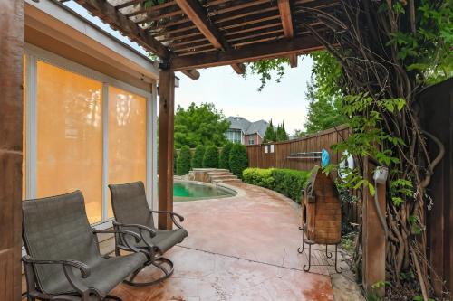 Lewisville Luxe Pool Getaway - Patio BBQ TV Room in Лейк-Даллас