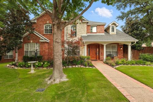 Lewisville Luxe Pool Getaway - Patio BBQ TV Room in Лейк-Даллас