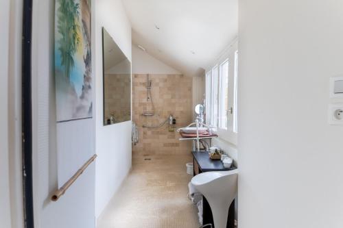 Dusj, Le Logis de la Voulzie in Provins