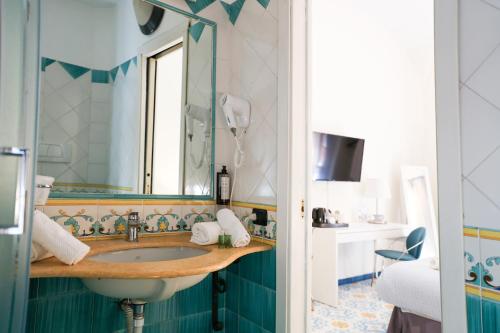 room detail thumbnail 2