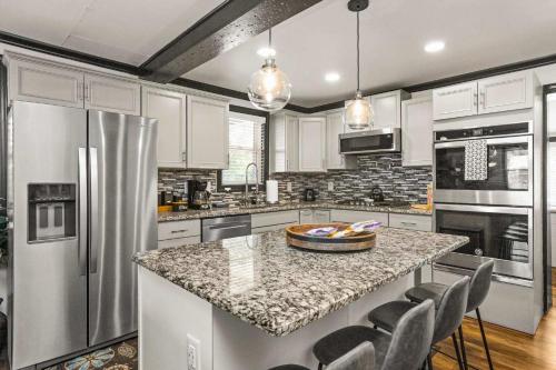Cozy Bungalow close to Opry & Downtown Large Deck in Nashville, USA