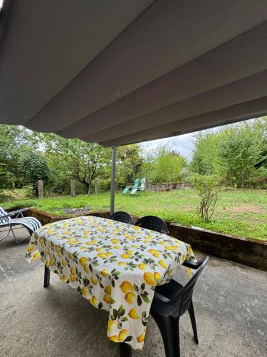 حديقة, Comme à la maison - Chambre et salle de bain privée & petit déjeuner (Comme a la maison - Chambre et salle de bain privee & petit dejeuner) in Poligny