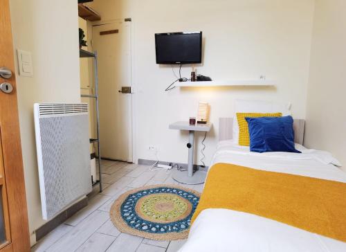 Bright Solo Studio by Hotel de Ville and Sein river 1mn to Metro in Other