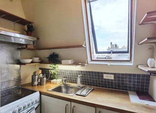 Bright Solo Studio by Hotel de Ville and Sein river 1mn to Metro in Other