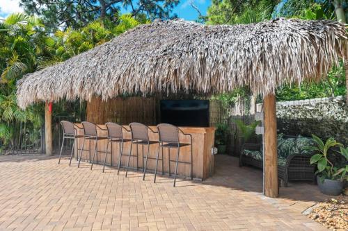 Pool Paradise - Gym, Sauna, Bar in Gulfport (FL)