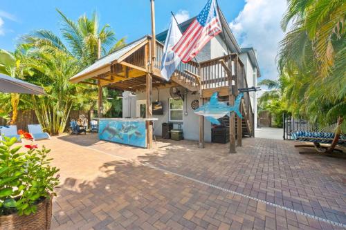 Pool Paradise - Gym, Sauna, Bar in Gulfport (FL)