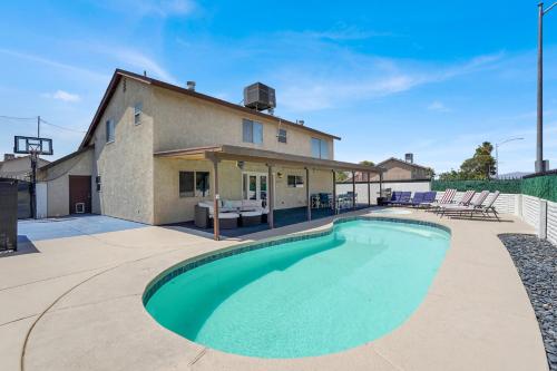 Modern Vegas 4BR Home with Pool, Jacuzzi and Game Room, Las Vegas