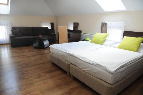 1 king bed, 2 sofa beds