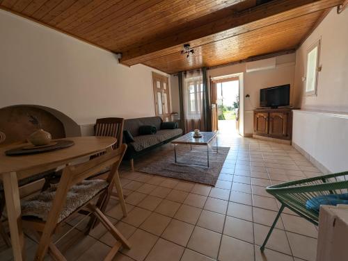 Petite maison à la campagne avec extérieur (Petite maison a la campagne avec exterieur) in 迪羅爾河畔聖雷米