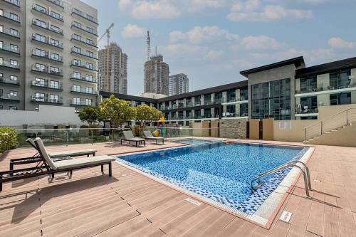 Bright and Stylish 2 Bed Home Opposite Circle Mall, Dubaï