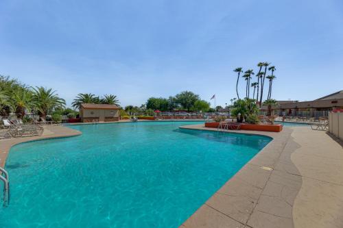 Private Putting Green and Patio Sun Lakes Home! in ซันเลค