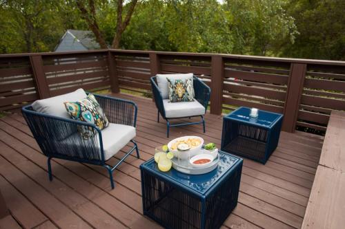Cozy Bungalow close to Opry & Downtown Large Deck in Nashville, USA