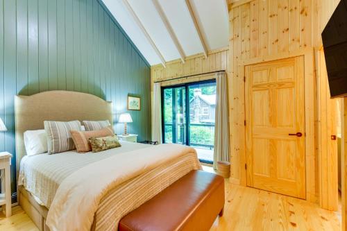 2BR Highlands Luxury Cabin with Stone Firepit In Town - image 3