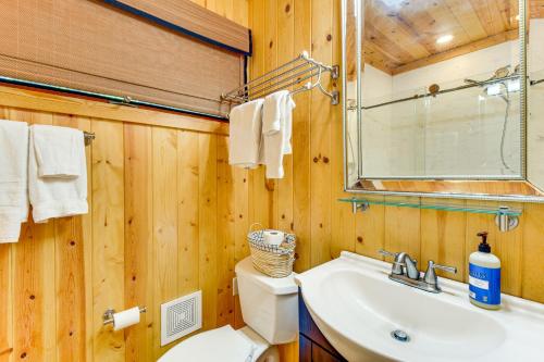 2BR Highlands Luxury Cabin with Stone Firepit In Town - image 14