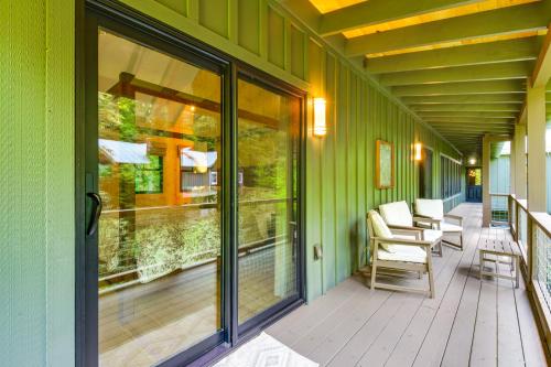 2BR Highlands Luxury Cabin with Stone Firepit In Town - image 8
