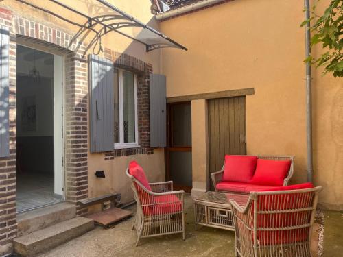 Maison face à l'eglise gîte à louer Les Grands Nains