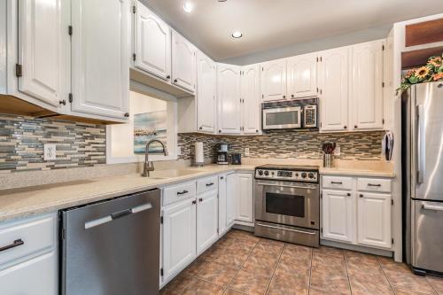 NEW LISTING! Views of Intracoastal Waterway - Sleep 4 in Port Royal