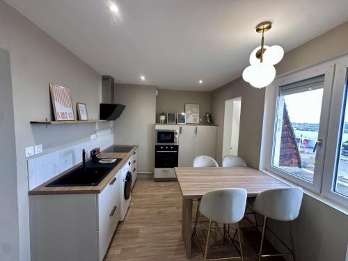 AMMG Tour Marina – Suites Signature | Vue Mer Panoramique, Jacuzzi & Design - 주방