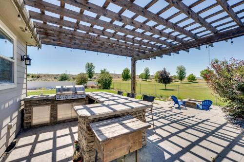 Backyard Oasis with Outdoor Kitchen! Moses Lake Home, Moses Lake (foto 2)