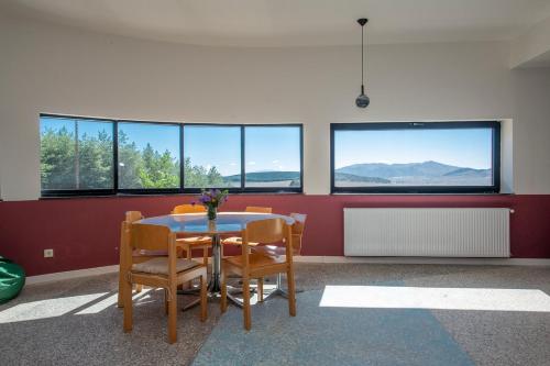 设施服务, Swiss Agricultural School Caucasus in 泰特里茨卡罗