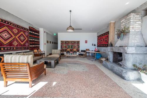 设施服务, Swiss Agricultural School Caucasus in 泰特里茨卡罗