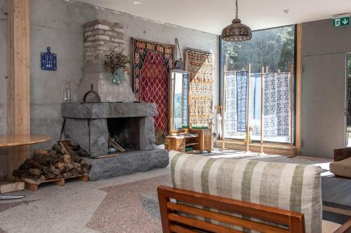 设施服务, Swiss Agricultural School Caucasus in 泰特里茨卡罗