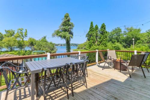 Canoes and Dock Waterfront Retreat on Lake Beulah!