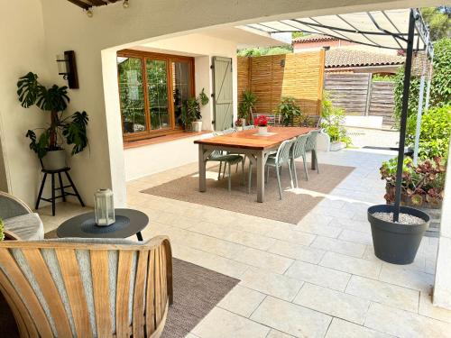 Charming Villa with big pool and AC in Antibes in Trois Moulins