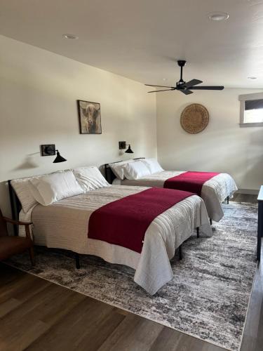 2 queen beds