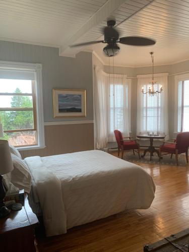 Le Manoir du Vieux Presbytère (Le Manoir du Vieux Presbytere) in Paspébiac (QC)