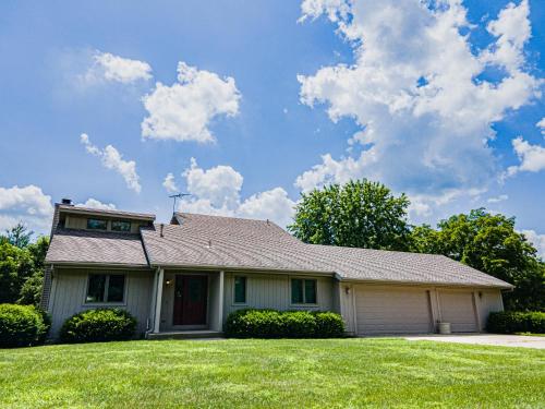 Whispering Woods Estate - Relax, Recharge, Connect - 12 wooded acres, 3 Bedrooms, 3 Baths, sleeps 10