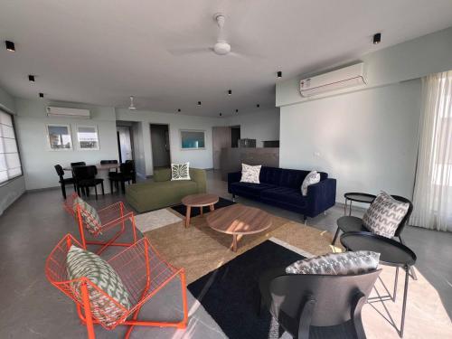2 Bed room entire apt on beach for family in ฏิทาล