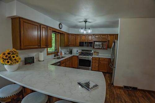 Whispering Woods Estate - Relax, Recharge, Connect - 12 wooded acres, 3 Bedrooms, 3 Baths, sleeps 10 in South Beloit (IL)