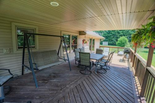 Facilities, Whispering Woods Estate - Relax, Recharge, Connect - 12 wooded acres, 3 Bedrooms, 3 Baths, sleeps 10 in South Beloit (IL)
