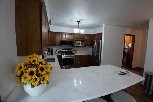 Whispering Woods Estate - Relax, Recharge, Connect - 12 wooded acres, 3 Bedrooms, 3 Baths, sleeps 10 in South Beloit (IL)