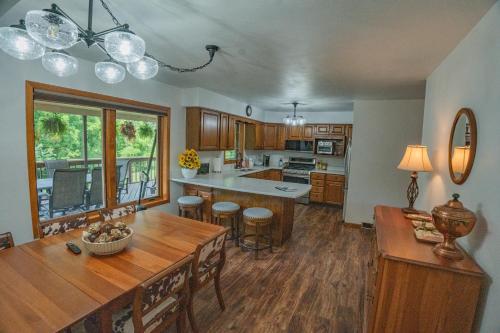 Facilities, Whispering Woods Estate - Relax, Recharge, Connect - 12 wooded acres, 3 Bedrooms, 3 Baths, sleeps 10 in South Beloit (IL)