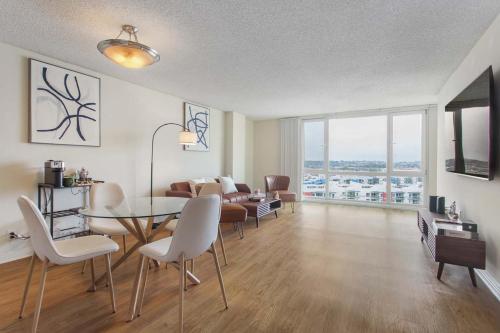 Marina Edge Bright 1BR 1BA Condo by the Beach