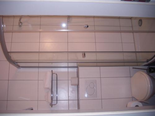2 queen beds, 3 double beds, 2 twin beds