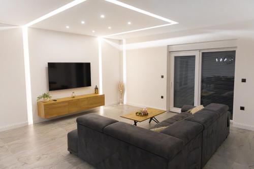 Holiday Home Nena I Pet-friendly retreat with private pool, near Šibenik (Holiday Home Nena I Pet-friendly retreat with private pool, near Sibenik) in Stankovci